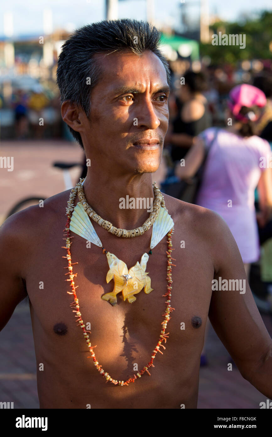 Ritratto di uomo indigeni con collane intorno al collo Foto Stock