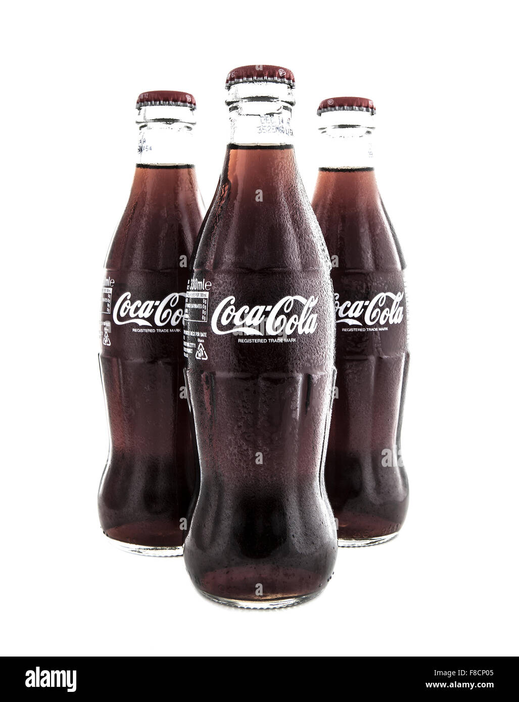 Le tre classiche bottiglie di Coca Cola, su sfondo bianco Foto Stock
