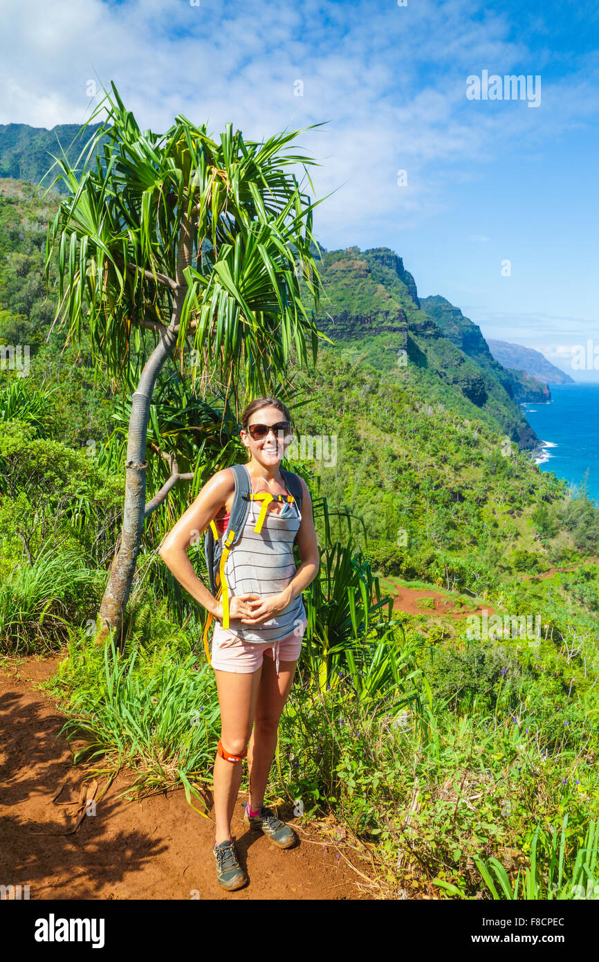 Escursionista sul Kalalau Trail a Kauai Foto Stock