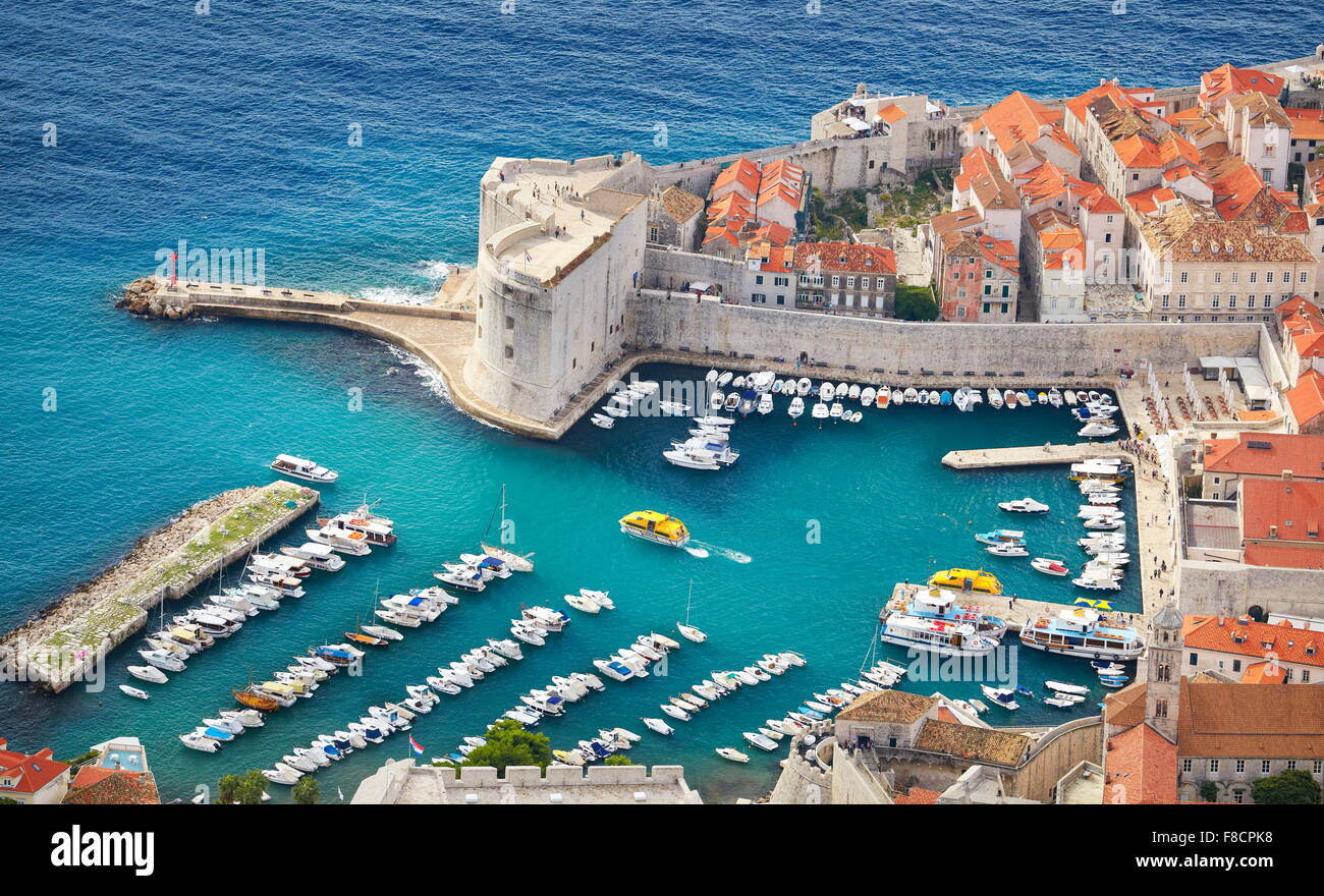 Dubrovnik, veduta aerea della Città Vecchia e il porto, Croazia Foto Stock