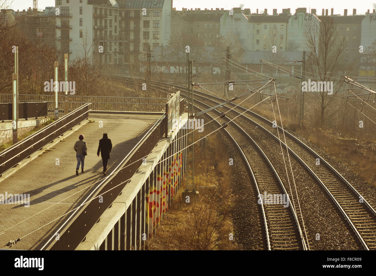 Mattina autunno cityscape di camminata di figure umane in matrimonio, Berlino Foto Stock