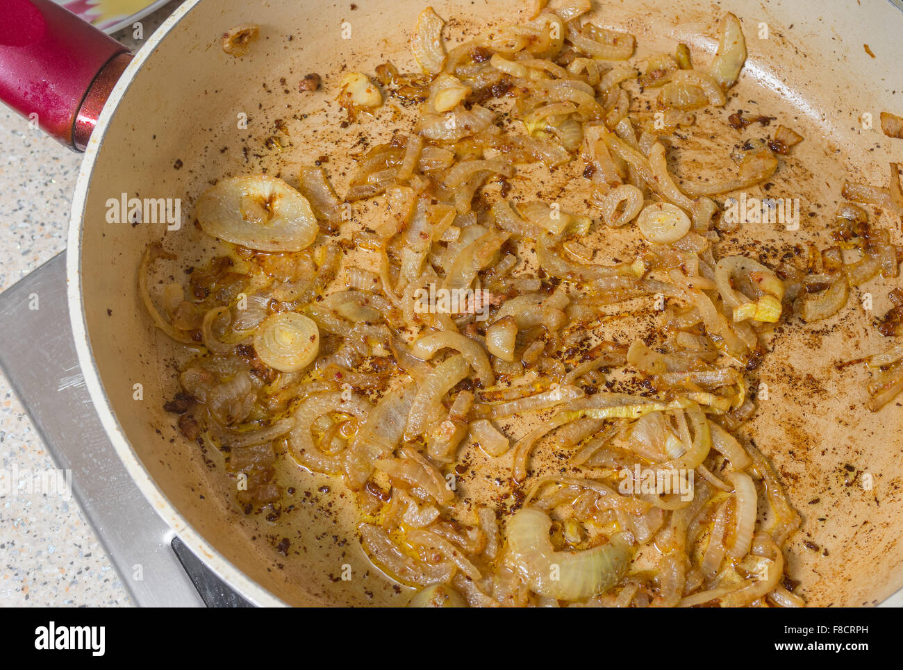 Cipolla fritti in padella closeup Foto Stock