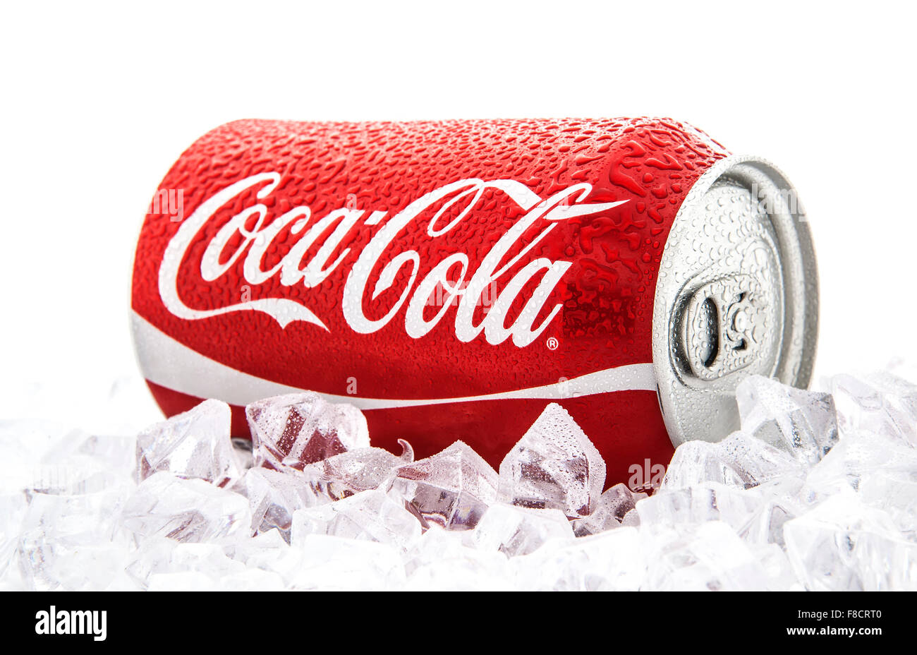 Possibile di Coca Cola su un letto di ghiaccio su sfondo bianco Foto Stock