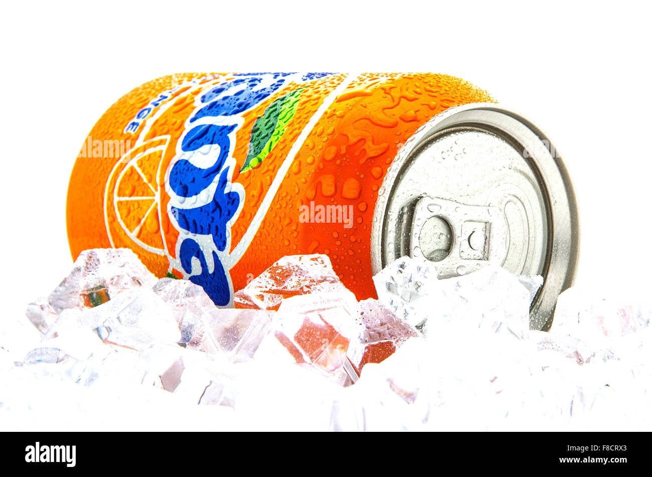 Fanta Orange ghiacciata su un letto di ghiaccio su sfondo bianco Foto Stock