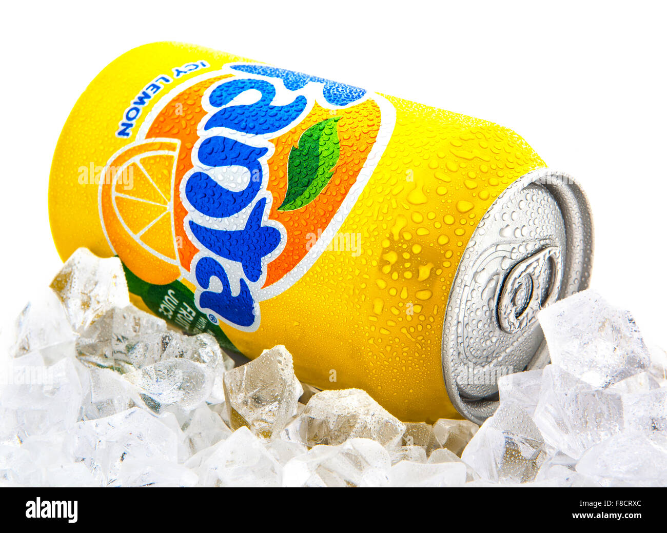 Fanta Icy Lemon su un letto di ghiaccio su sfondo bianco Foto Stock