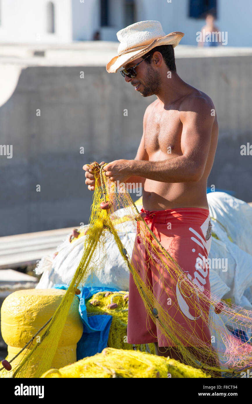 Fisher uomo al lavoro nel porto Foto Stock