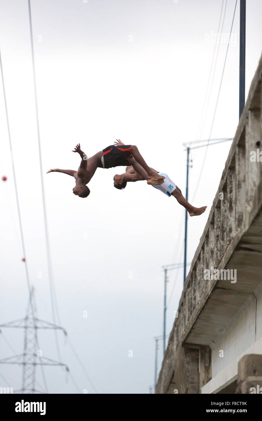 Gli adolescenti jumping lato posteriore da un ponte, Ecuador Foto Stock