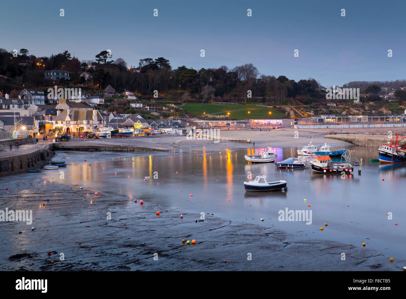 Lyme Regis; porto al crepuscolo Dorset, Regno Unito Foto Stock