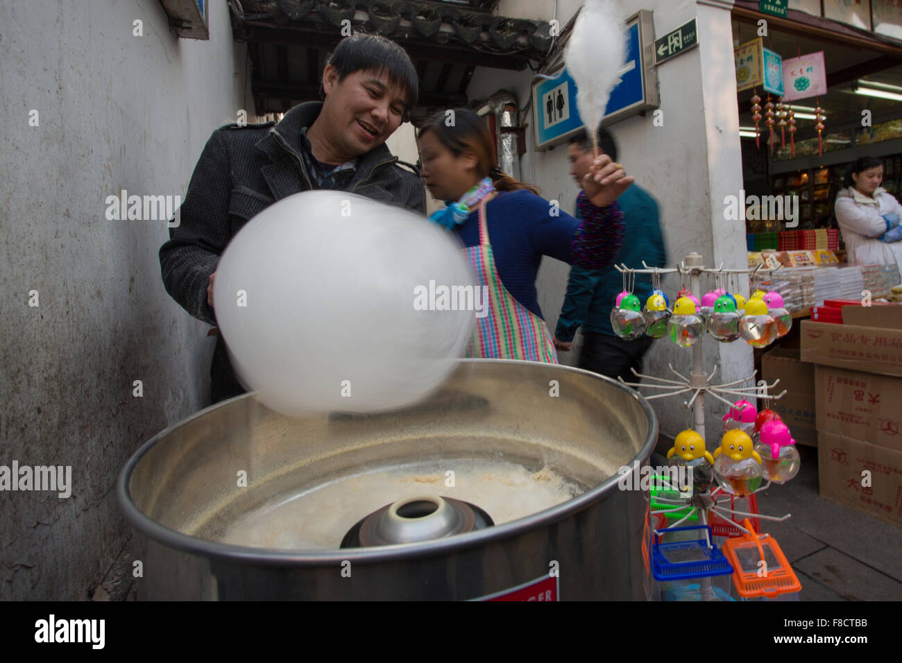 La gente lo zucchero-candy floss in Shanghai Foto Stock