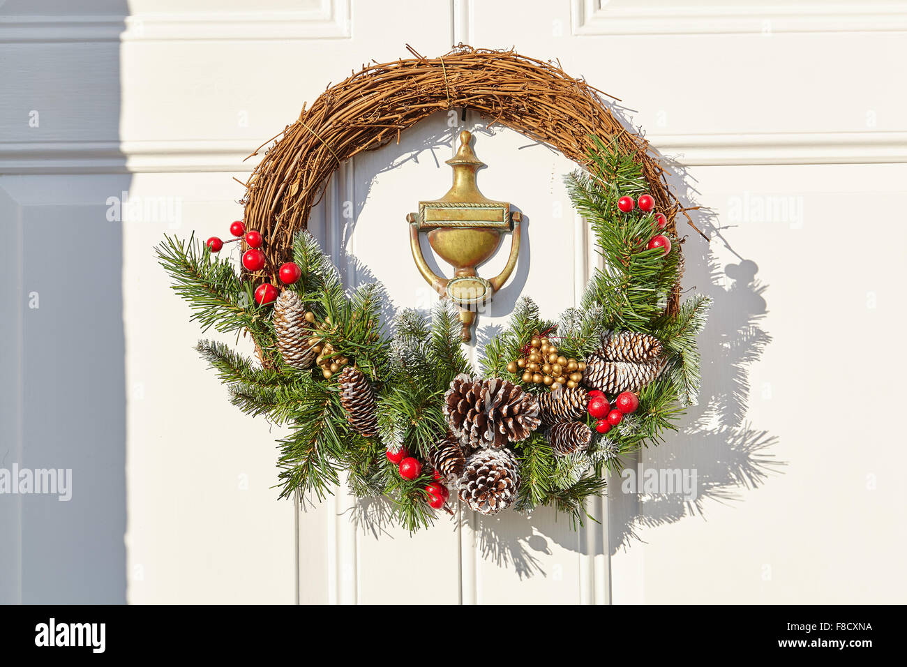 Bianco Natale corona sul bianco dello sportello anteriore Foto Stock Bianco Natale corona sul bianco dello sportello anteriore Foto Stock