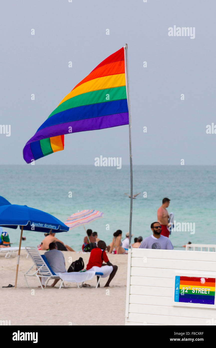 La gente e la bandiera gay sulla famosa spiaggia di Miami Beach Foto Stock
