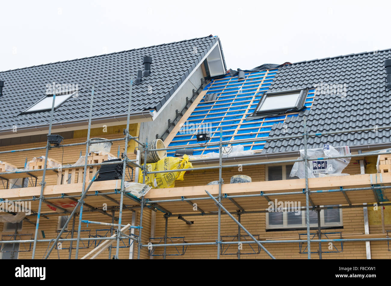 UTRECHT, Paesi Bassi - 7 febbraio 2015: grezza tetto di una nuova costruzione di casa nei Paesi Bassi. Utrecht è la quarta la Foto Stock