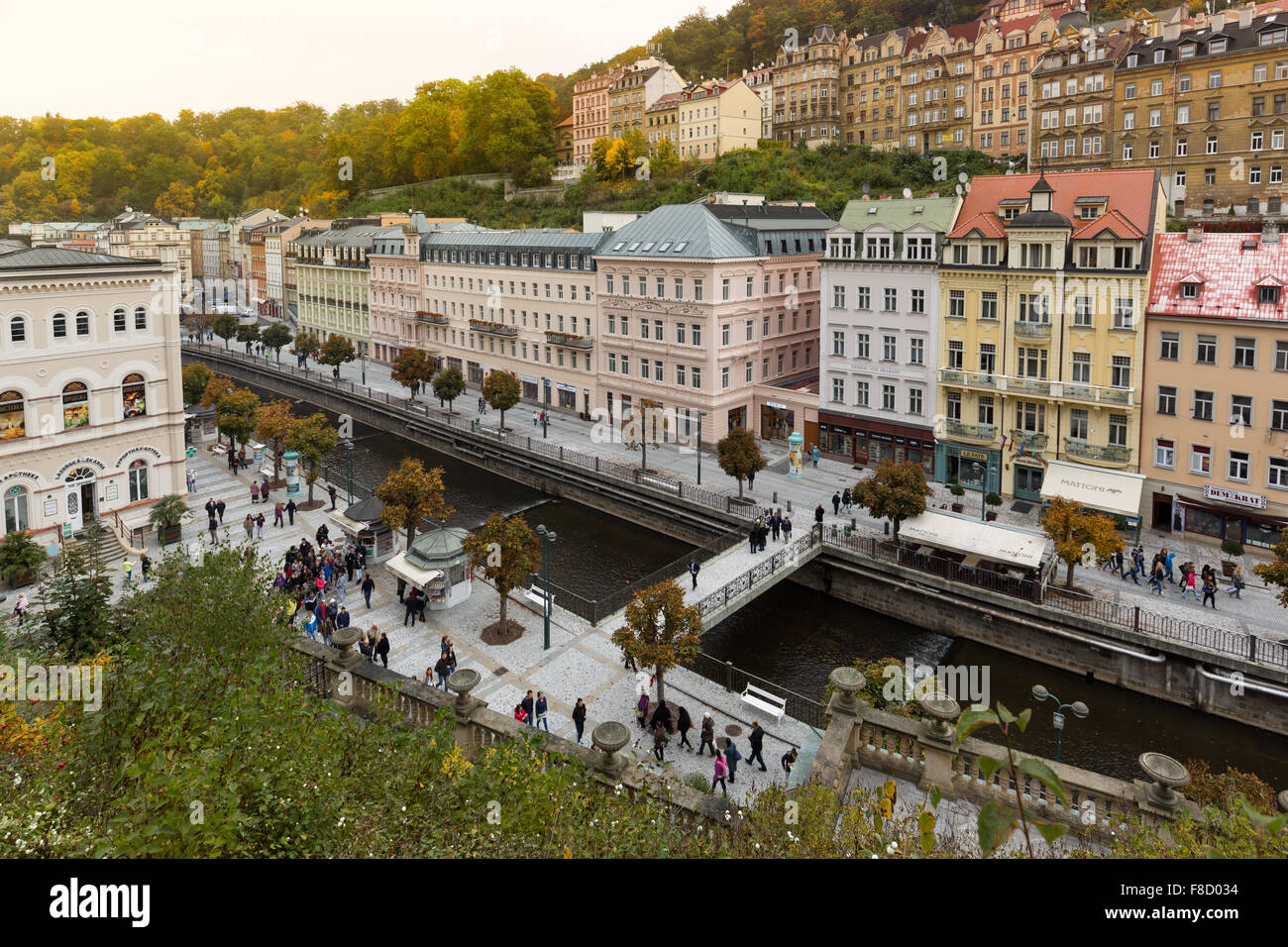 CARLSBAD, REPUBBLICA CECA, Ottobre 10, 2015 - Centro storico della città termale di Karlovy Vary (Carlsbad) Foto Stock