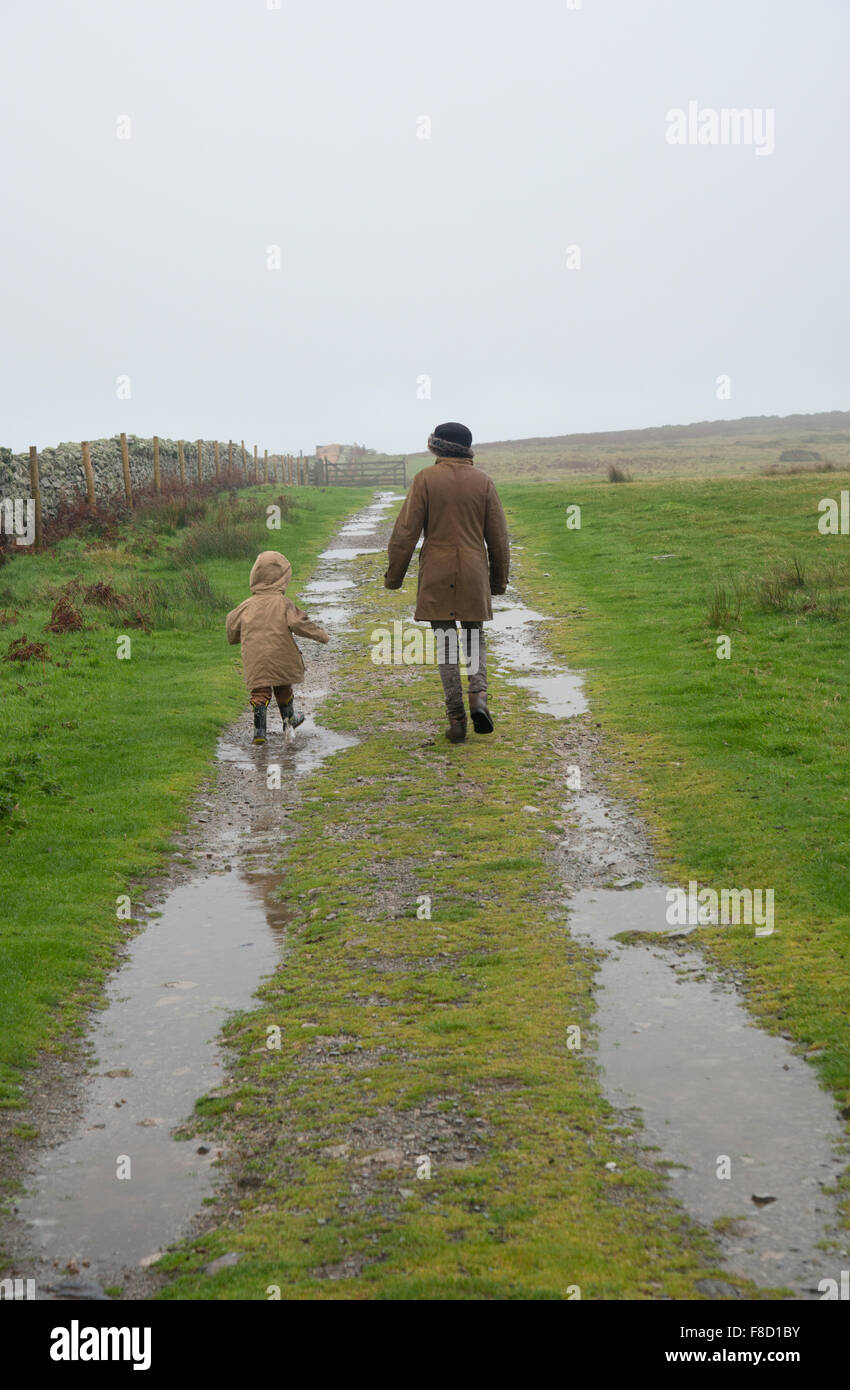 Madre e figlio giovane (4-5 anni) camminando sul telecomando Lundy Island nel canale di Bristol Foto Stock