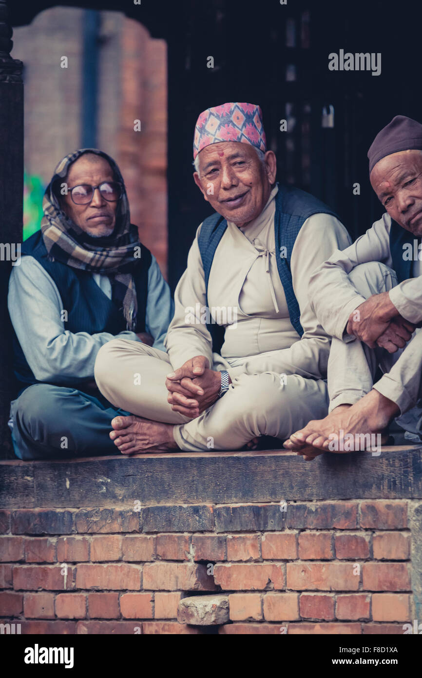 Uomini che indossano il traditioinal abito nepalesi nella vecchia città di Bhaktapur Foto Stock