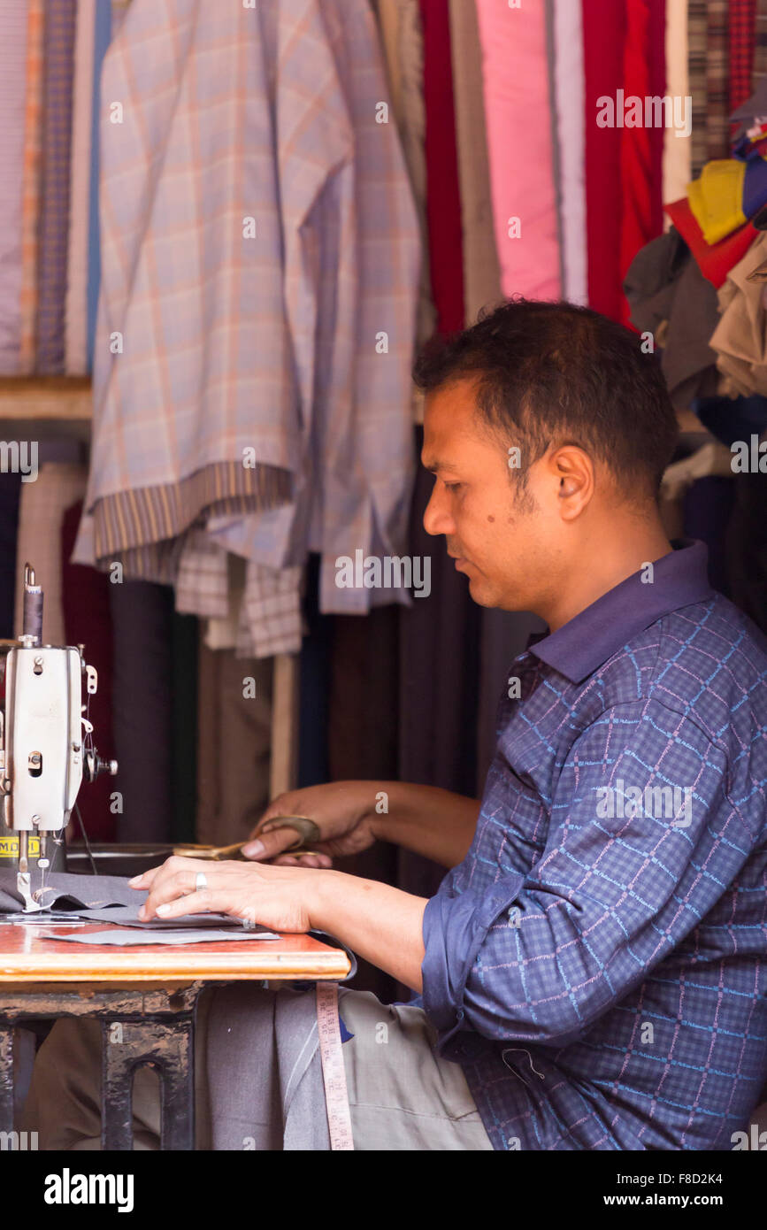 Lavoro sarto nel suo piccolo negozio in Nepal Foto Stock