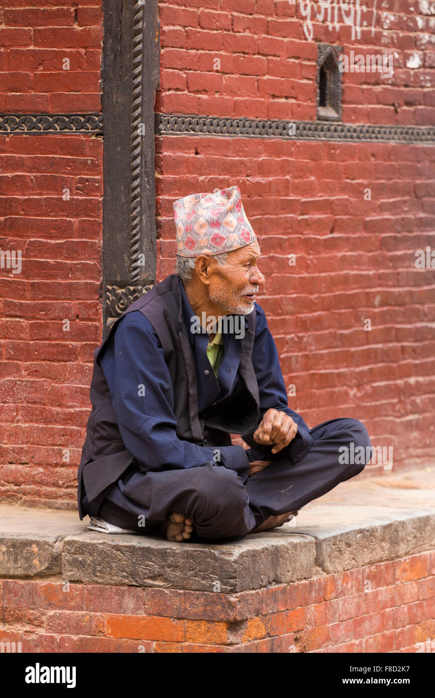 Il vecchio uomo di appoggio e di osservare le attività di strada in Nepal Foto Stock