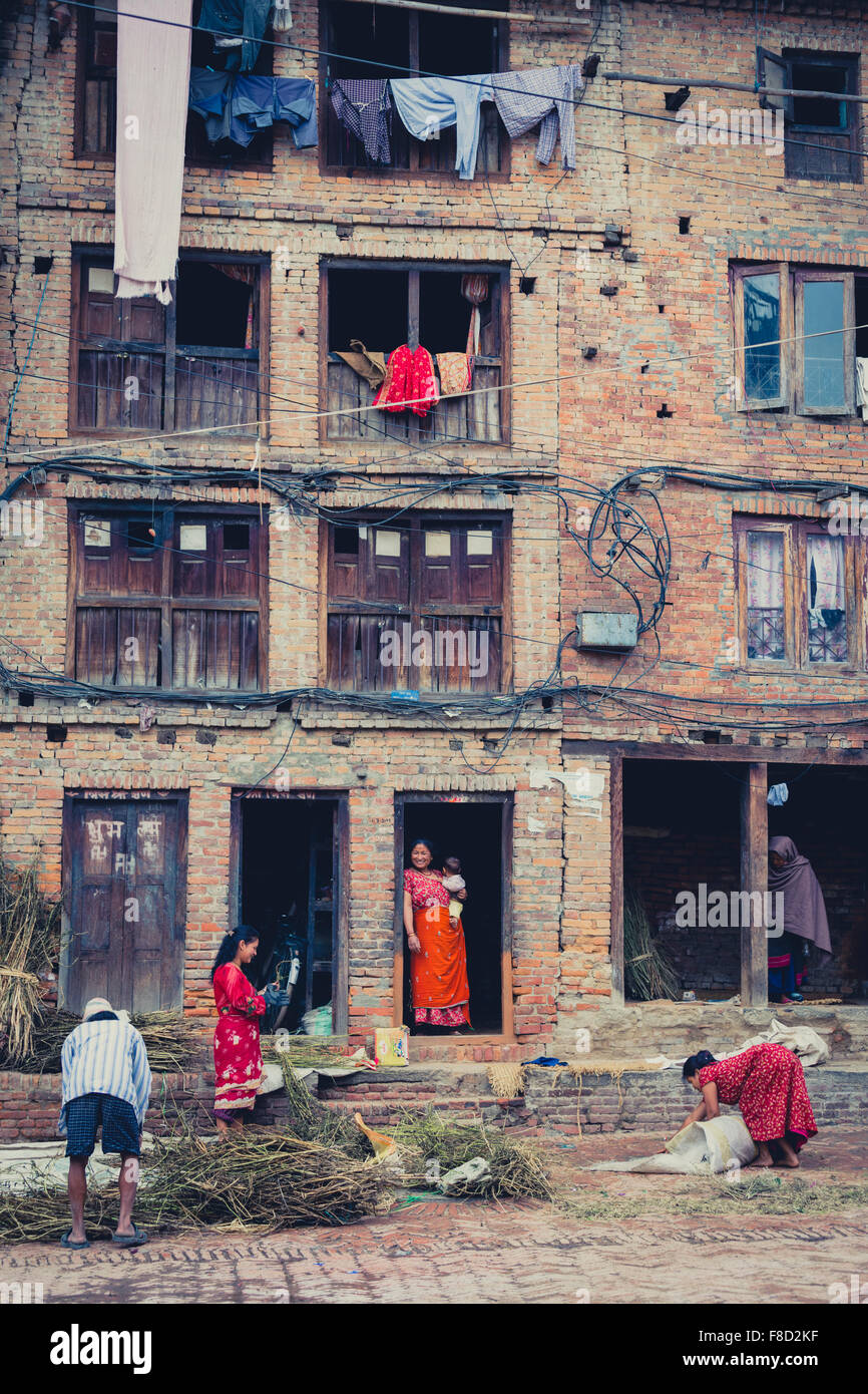 Un gruppo di persone che lavorano al di fuori, Bhaktapur Foto Stock