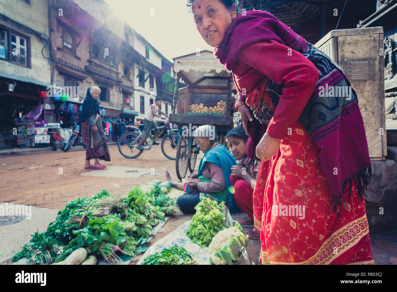 Le donne nepalesi lavorando su un mercato di frutta e verdura in Nepal Foto Stock