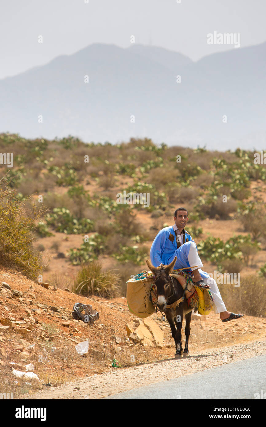 Uomo marocchino seduto sul suo asino, Marocco Foto Stock