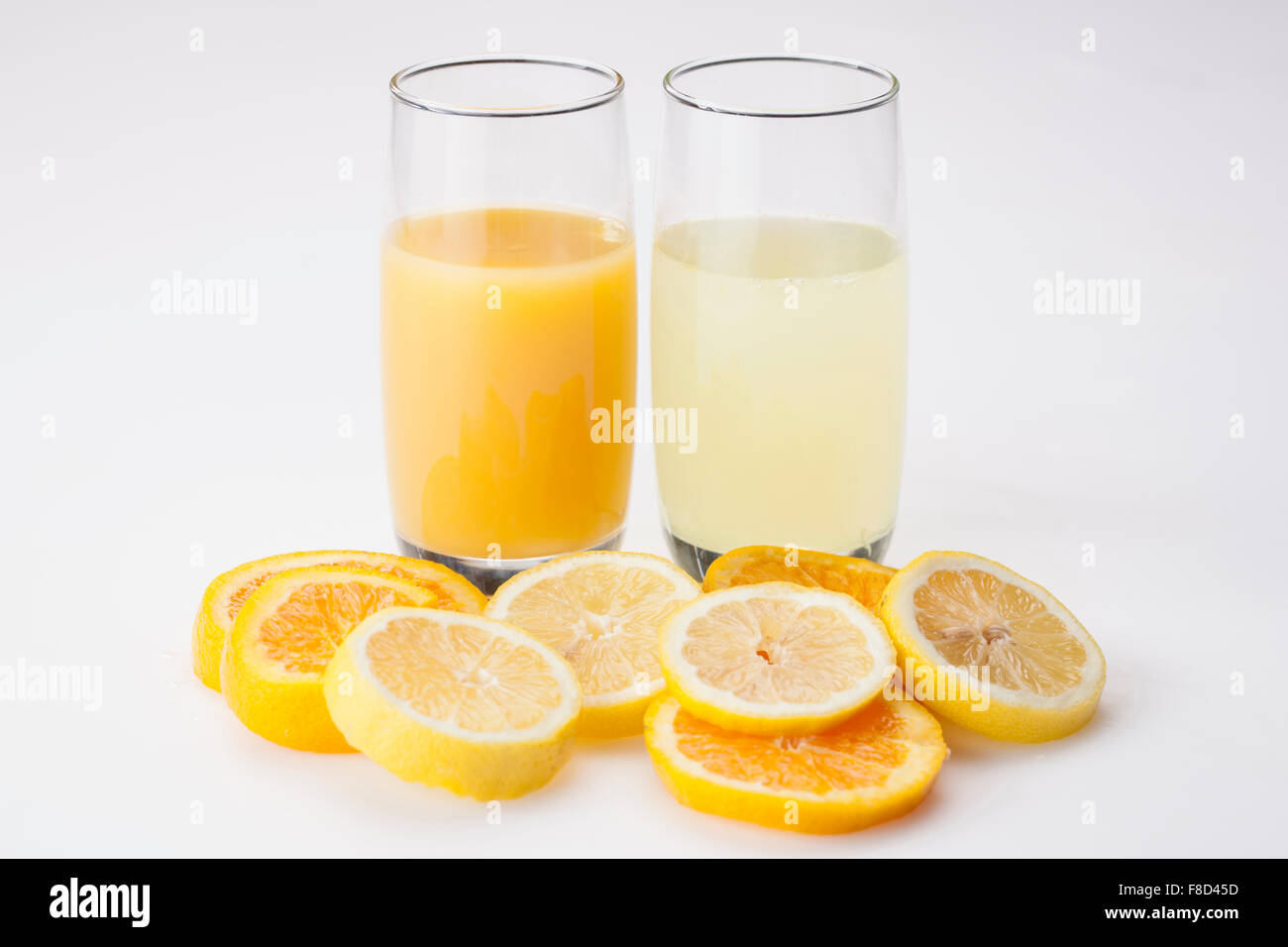 Bicchiere di succo di arancia e un bicchiere di limonata con fettine di arancia e limone Foto Stock