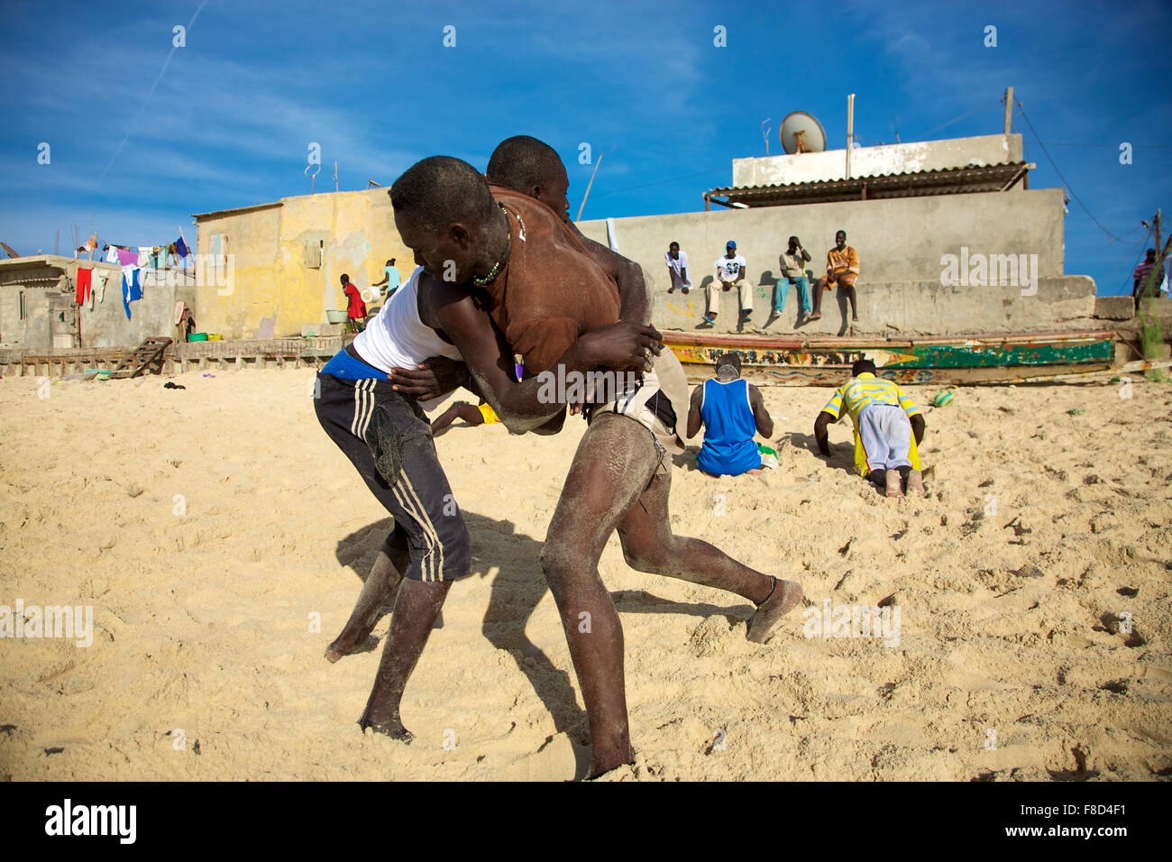 Gruppo di lottatori formazione sulla spiaggia in Senegal Foto Stock