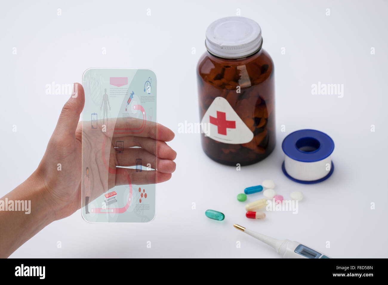 Touch screen con informazioni mediche su detenute da una mano con lo sfondo di medico di oggetti correlati quali pillole, Foto Stock