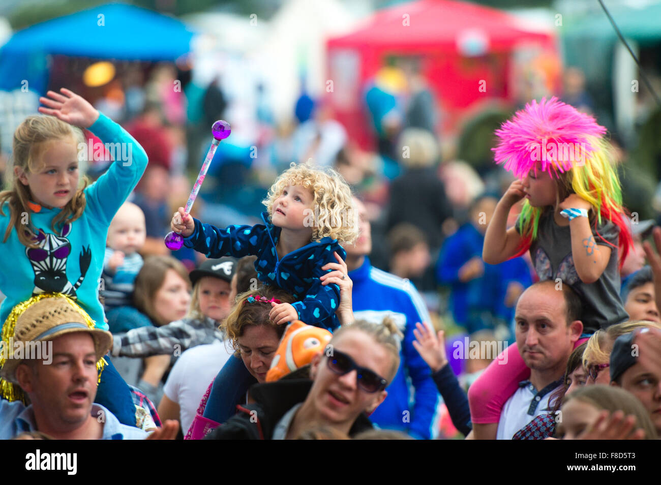 Giovani, bambini, ragazzi, sulle loro spalle i genitori, godendo il grande tributo Music Festival, Aberystwyth, Agosto weekend festivo, Estate 2015 Foto Stock