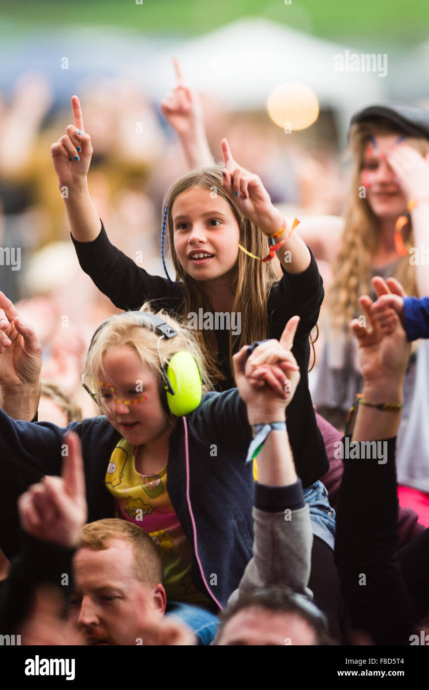 Giovani, bambini, ragazze, godendo il grande tributo Music Festival, Aberystwyth, Agosto weekend festivo, Estate 2015 Foto Stock