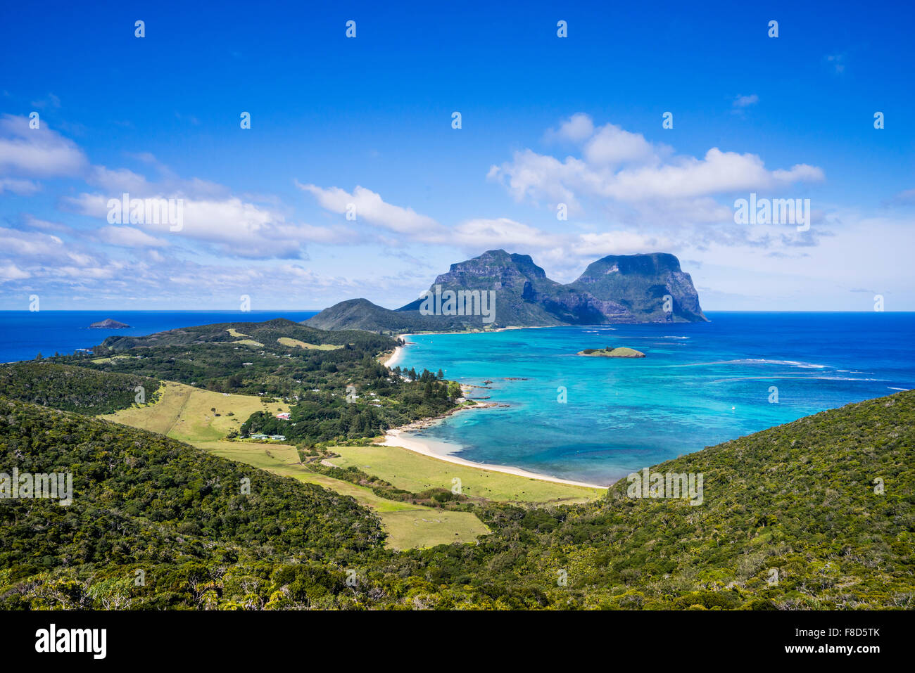 Isola di Lord Howe, vista sulla laguna, il vecchio insediamento Beach, Mount Lidgebird e Monte Gower da Kims Lookout Foto Stock