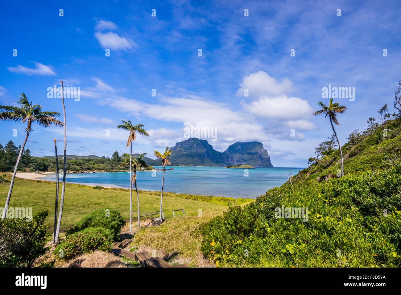 Isola di Lord Howe, vista del vecchio insediamento Beach contro lo sfondo del monte Lidgbird e Monte Gower. Foto Stock