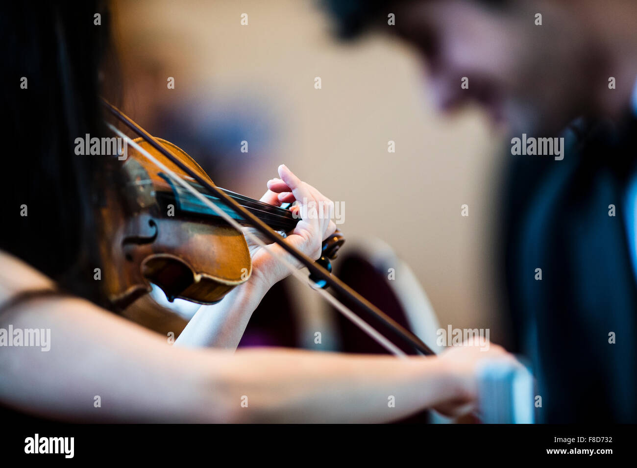 Giovani musicisti: musica classica violino i giocatori durante le prove a Aber Music Fest Festival 2015 Foto Stock