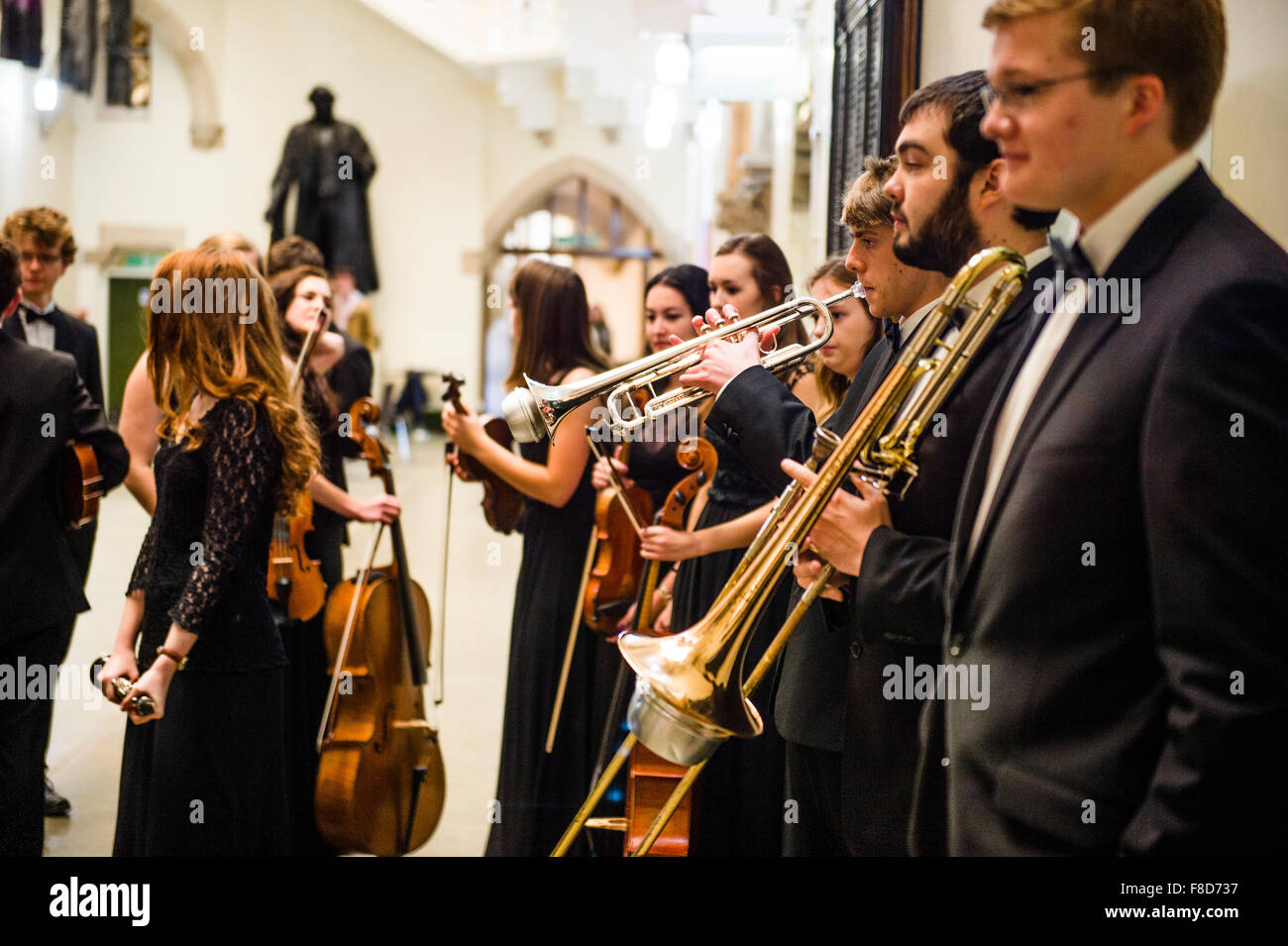 Giovani musicisti: musica classica i giocatori dal National Youth Orchestra del Galles in attesa di eseguire a Aber Music Fest Festival 2015 Foto Stock