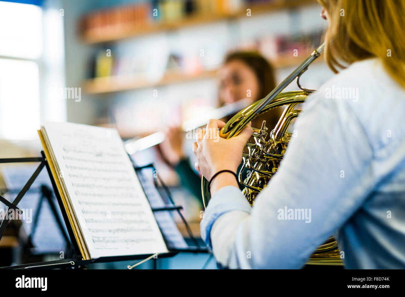 Giovani musicisti: musica classica french horn player in prove in Aber Music Fest Festival 2015 Foto Stock