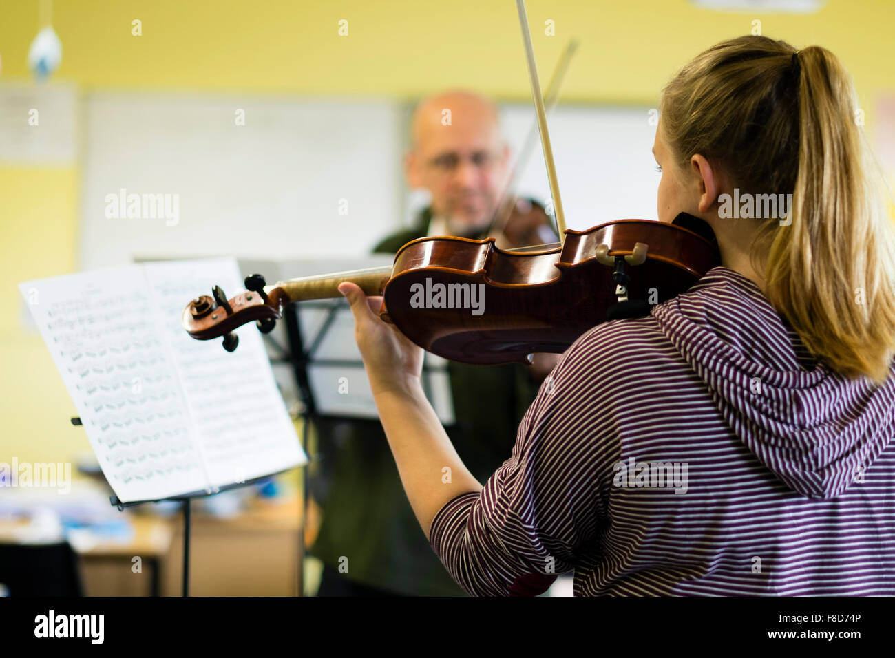 Giovani musicisti: musica classica violino i giocatori durante le prove a Aber Music Fest Festival 2015 Foto Stock