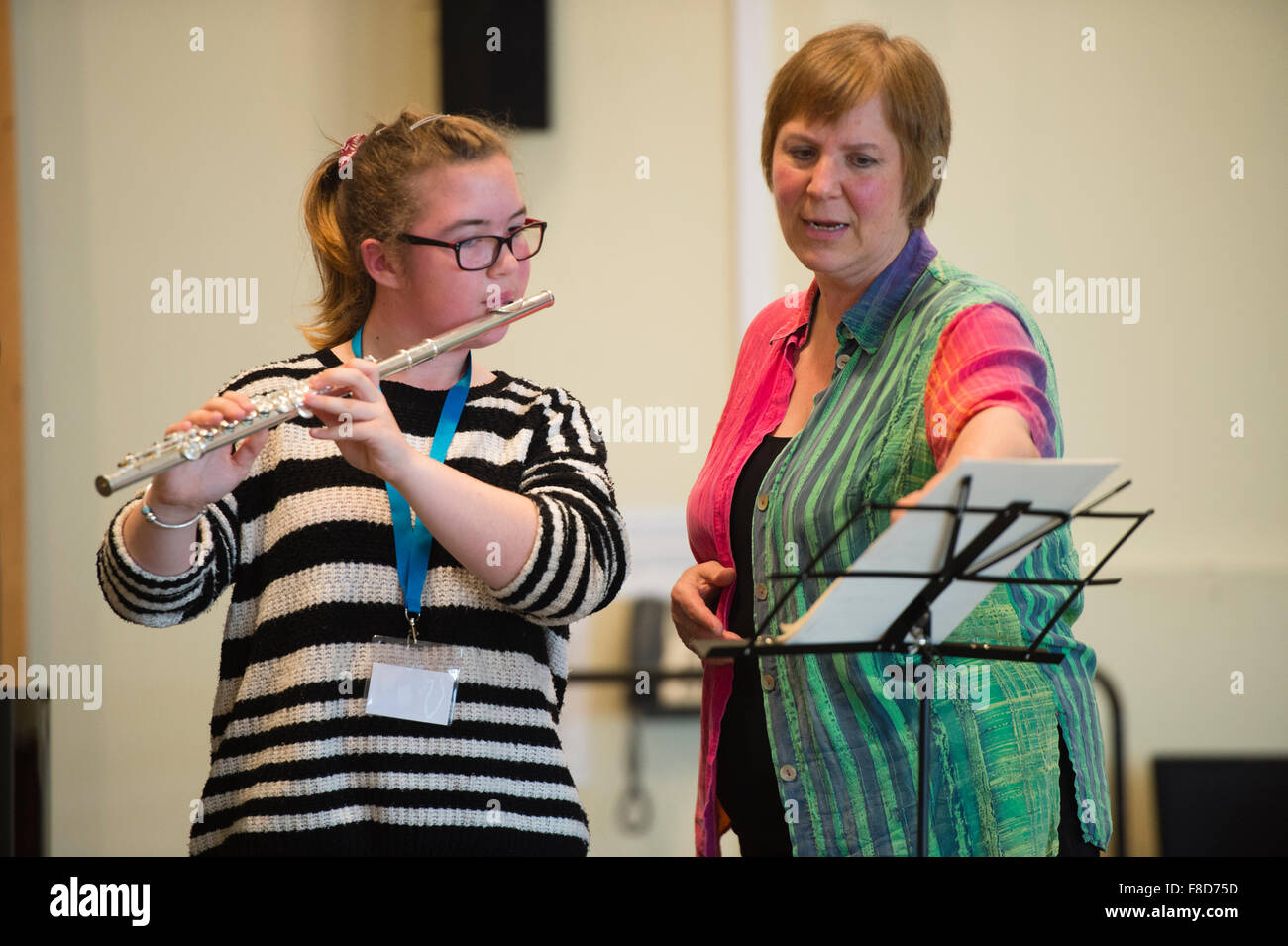 Musicista Philippa Davies portando un flauto masterclass presso MusicFest Aberystwyth, 2015 Foto Stock
