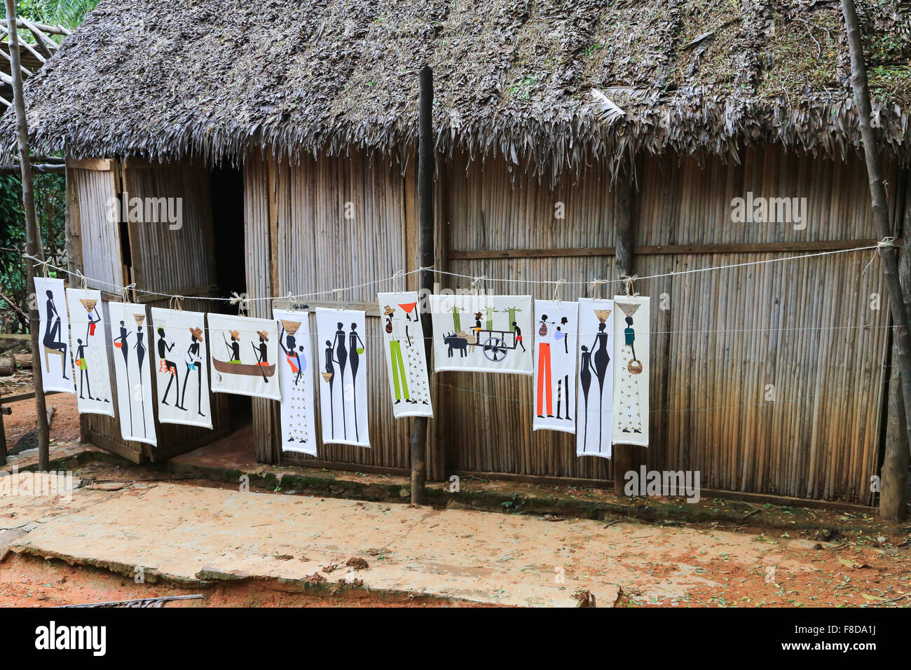 Artwork appeso al di fuori di un tetto di paglia capanna a Nosy Komba Plongee, un'isola di fronte alla costa settentrionale del Madagascar. Foto Stock