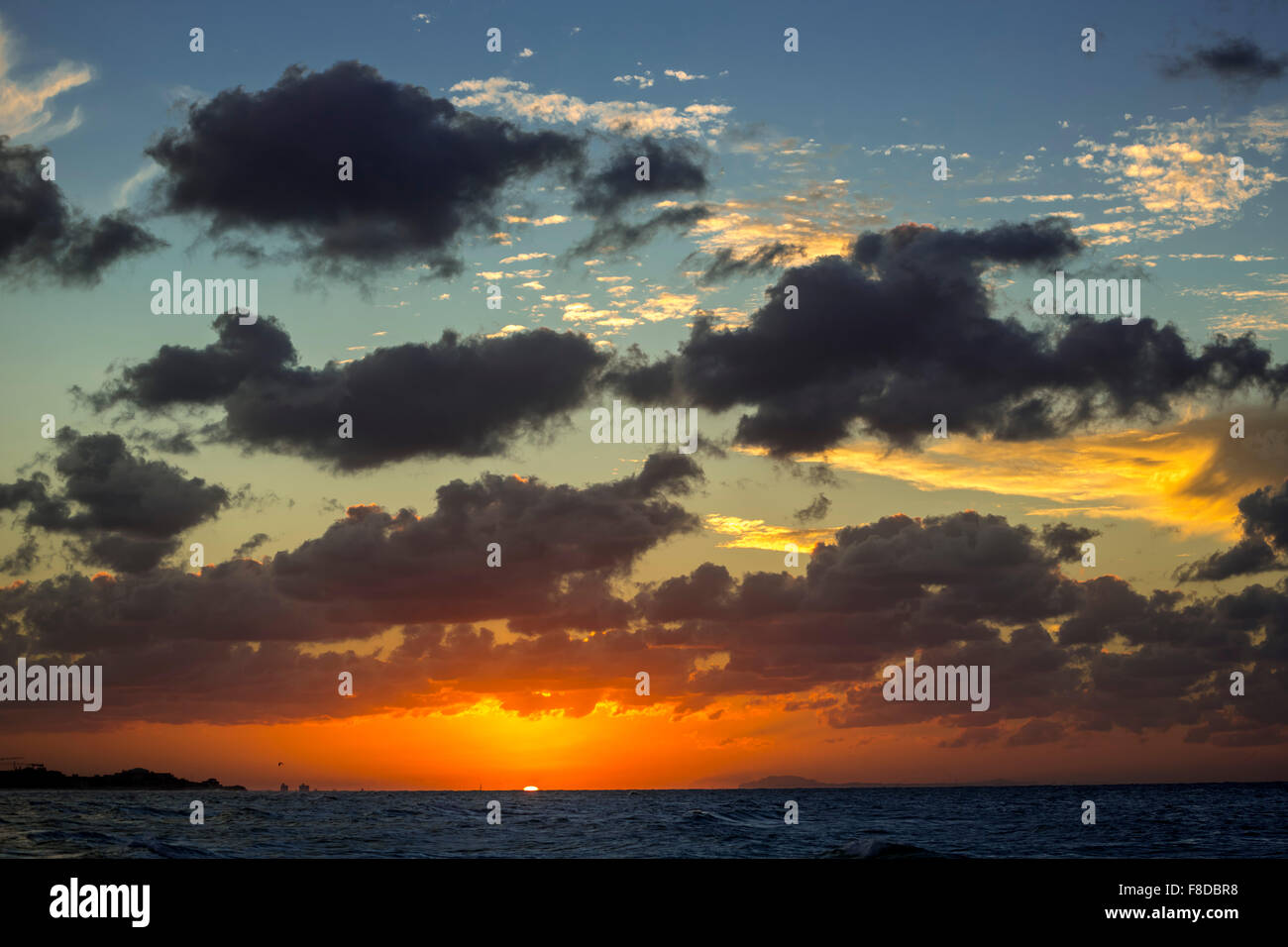 Tramonto con nuvole drammatiche sulla spiaggia di Varadero nel complesso di hotel Paradisus Varadero Resort SPA, Hotel Paradisus Foto Stock
