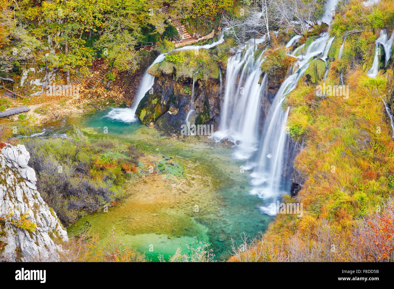 La cascata nel Parco Nazionale dei Laghi di Plitvice, paesaggio autunnale, Croazia, UNESCO Foto Stock