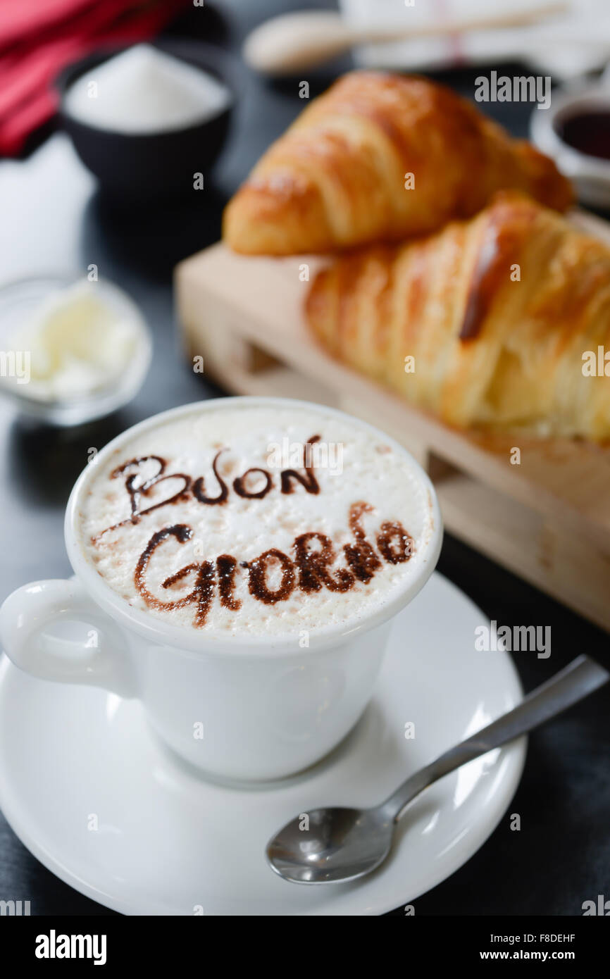 Decorato cappuccino e croissant Foto Stock