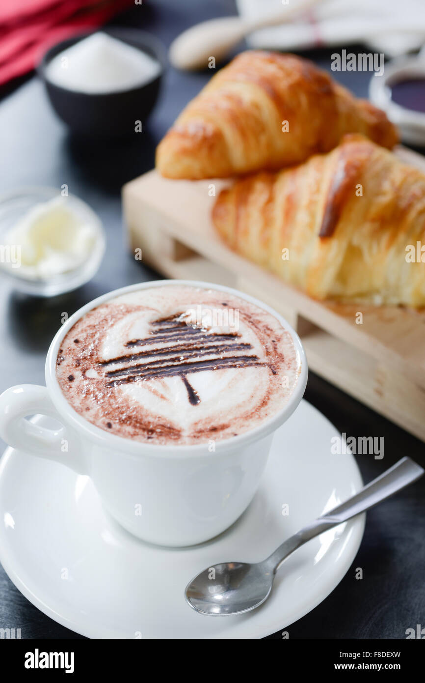 Decorato cappuccino e croissant Foto Stock