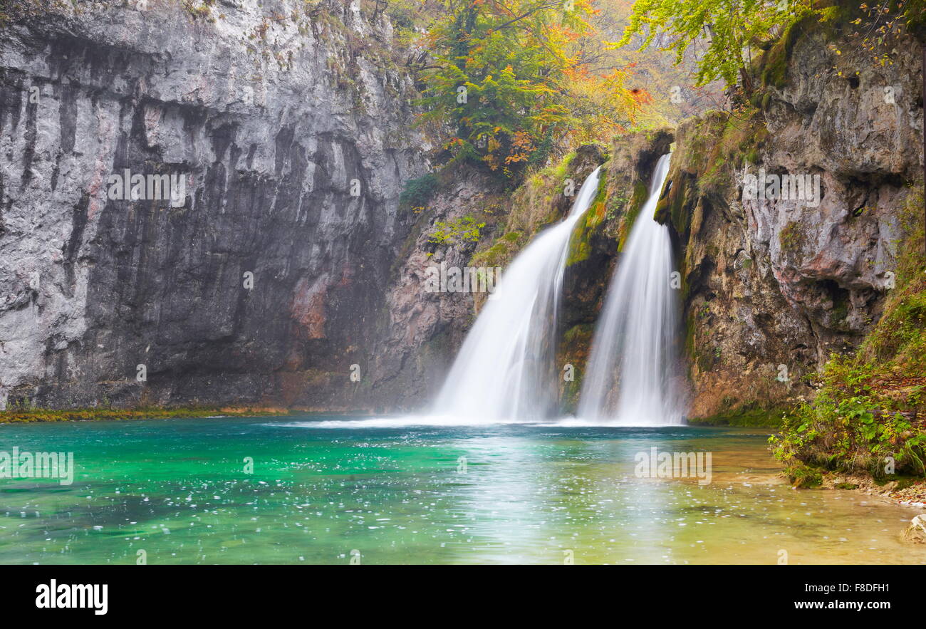 Cascata presso il Parco Nazionale dei Laghi di Plitvice, Croazia, UNESCO Foto Stock