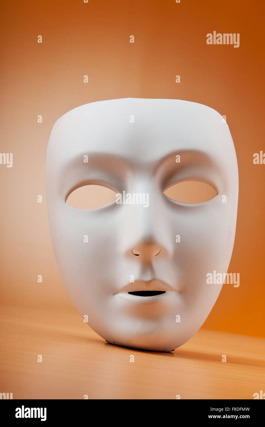 Concetto di teatro con maschere sullo sfondo Foto Stock