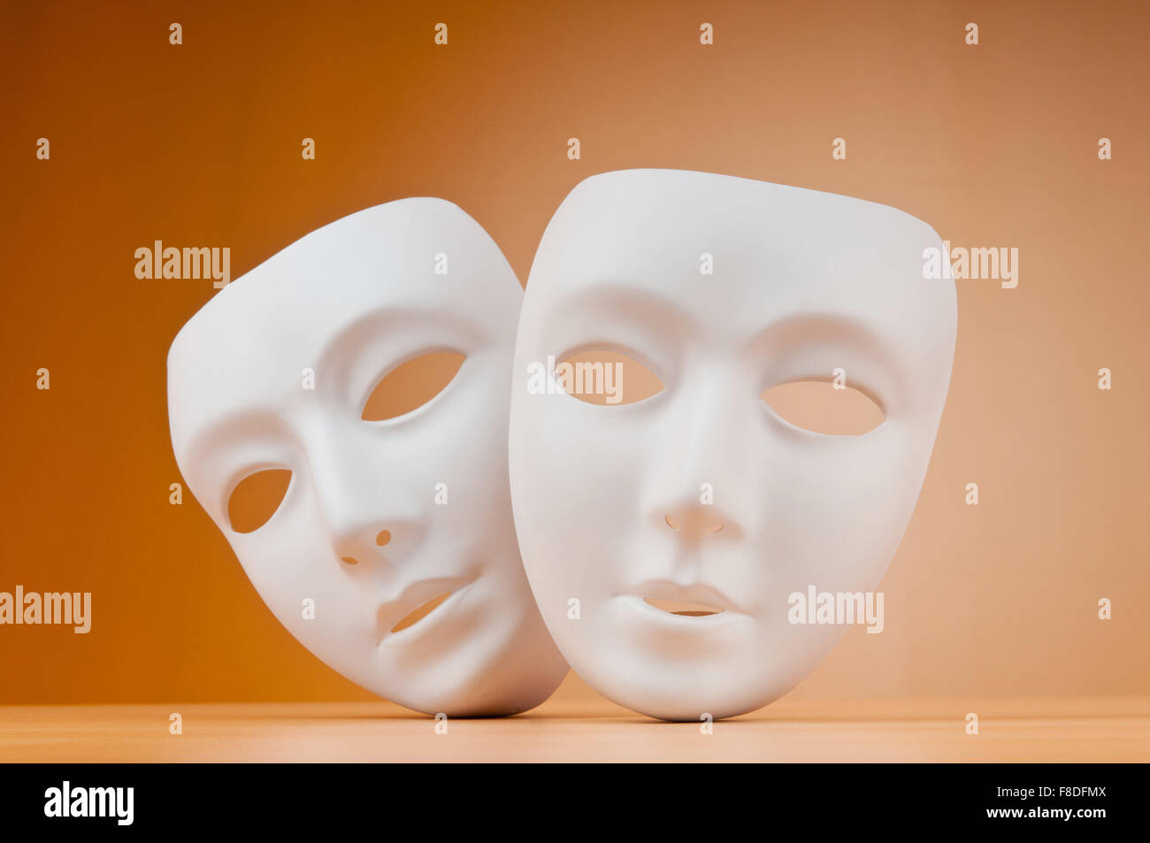 Concetto di teatro con maschere sullo sfondo Foto Stock