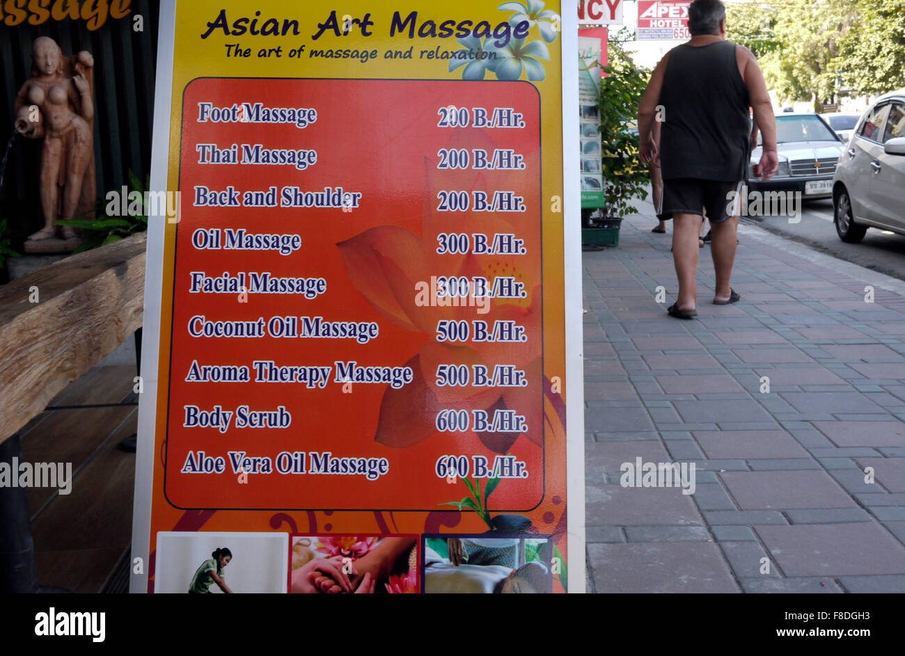 Promozionale scheda sandwich che offre diversi tipi di massaggi in Pattaya Thailandia Foto Stock