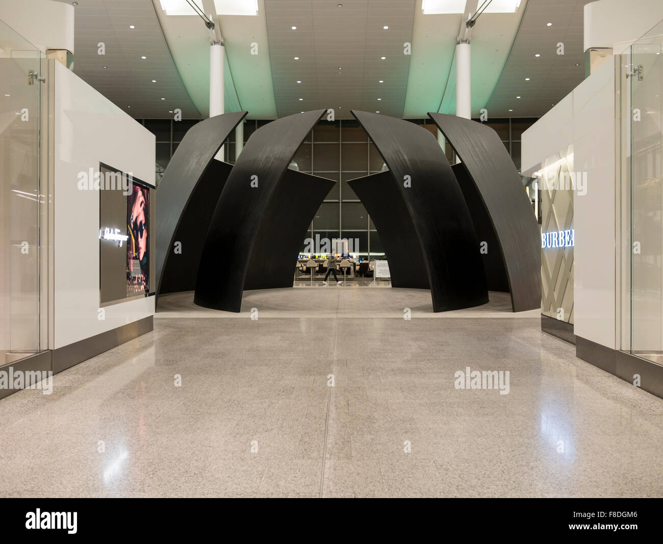 Richard Serra scultura all'Aeroporto Internazionale Pearson, terminale 1, Toronto Canada Foto Stock