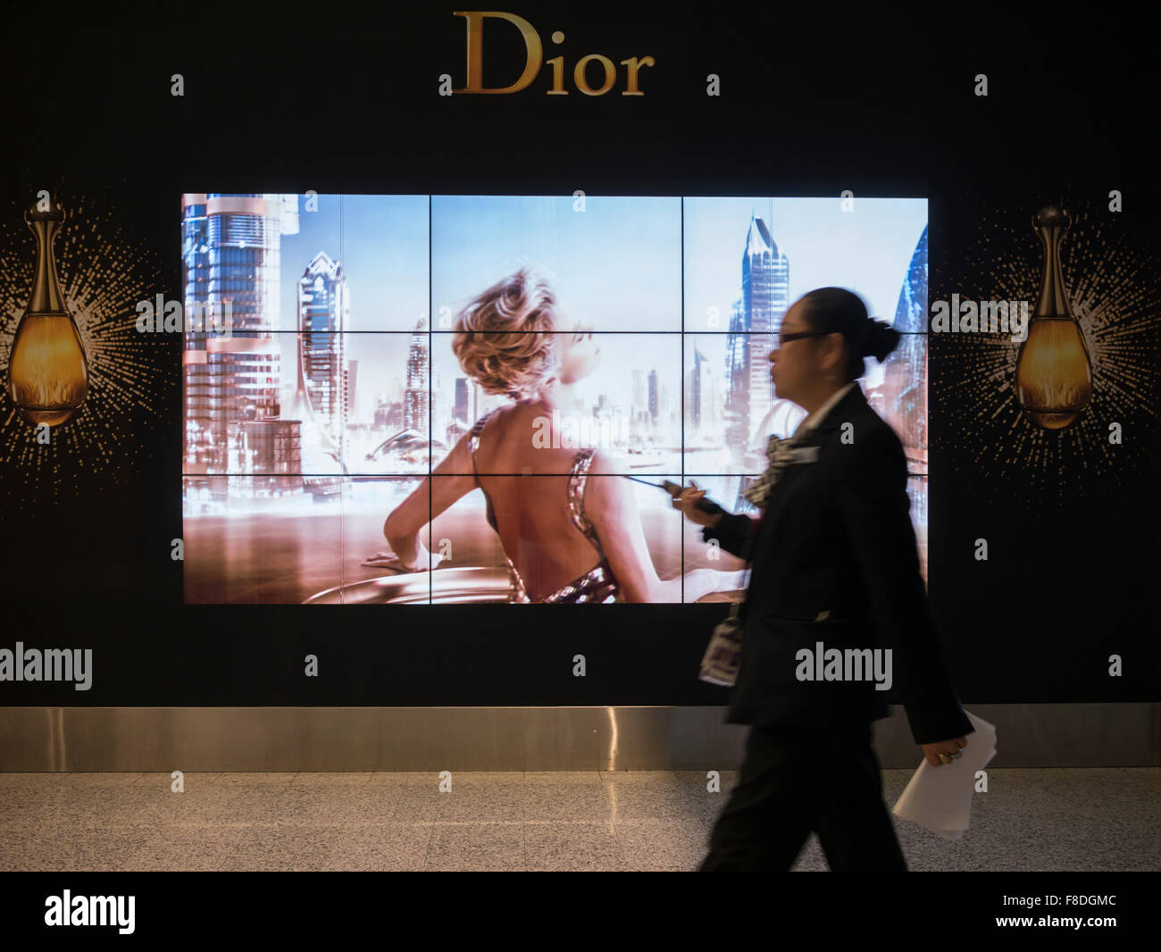 Toronto international airport duty free shop personale passato a piedi un Dior window display. Foto Stock