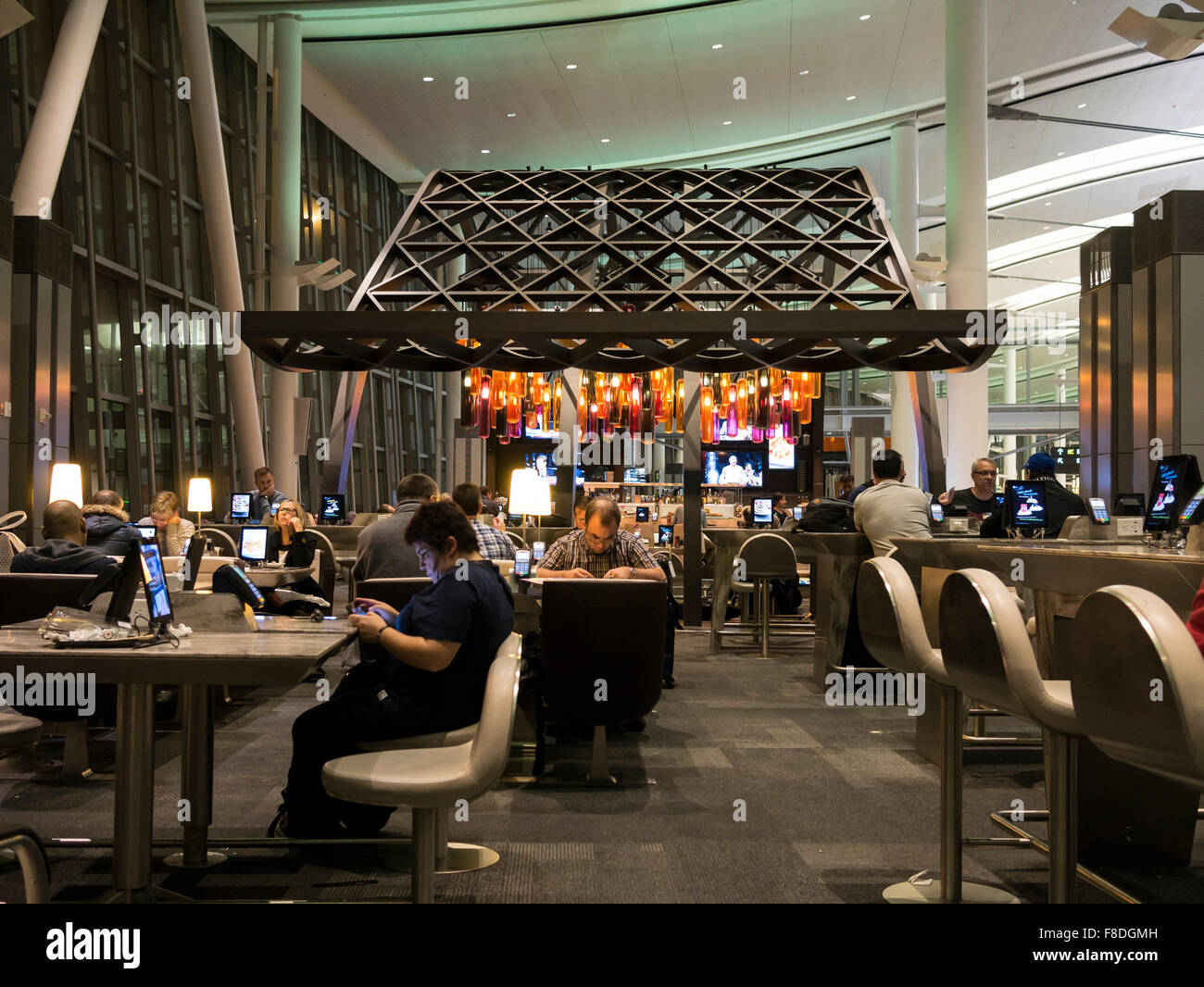 Aeroporto internazionale di Toronto Terminal 1 partenza lounge food Court; tavoli moderni e da pranzo collegati con tablet e iPad Foto Stock