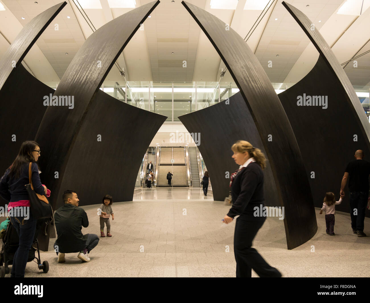 Richard Serra scultura all'Aeroporto Internazionale Pearson, terminale 1, Toronto Canada Foto Stock