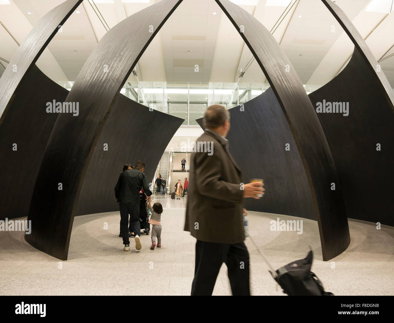 Richard Serra scultura all'Aeroporto Internazionale Pearson, terminale 1, Toronto Canada Foto Stock